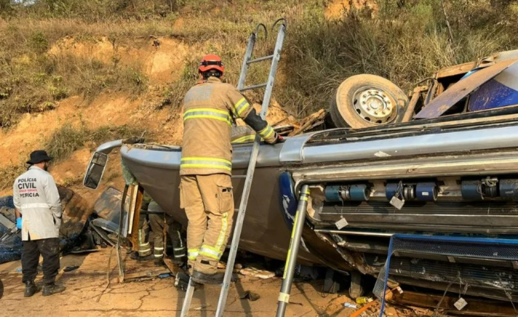 Acidente com ônibus provoca mortes de torcedores do Corinthians em Minas