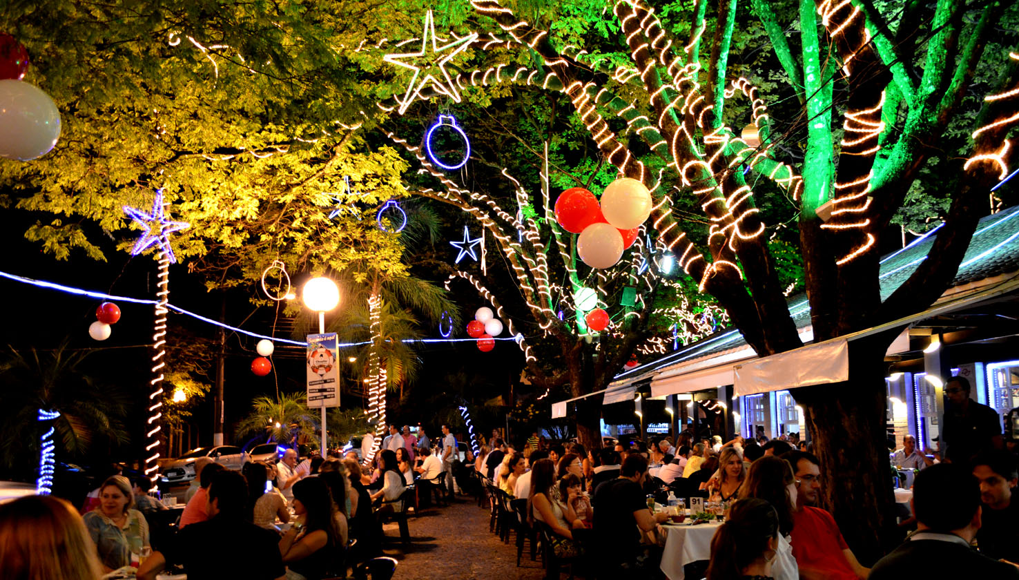 Chaplin inaugura iluminação de Natal e vira referência na cidade