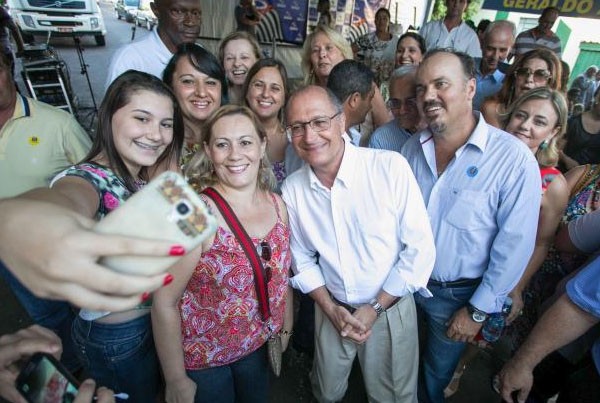 Alckmin posa para foto com público após entrega de viaturas na região de Osvaldo Cruz