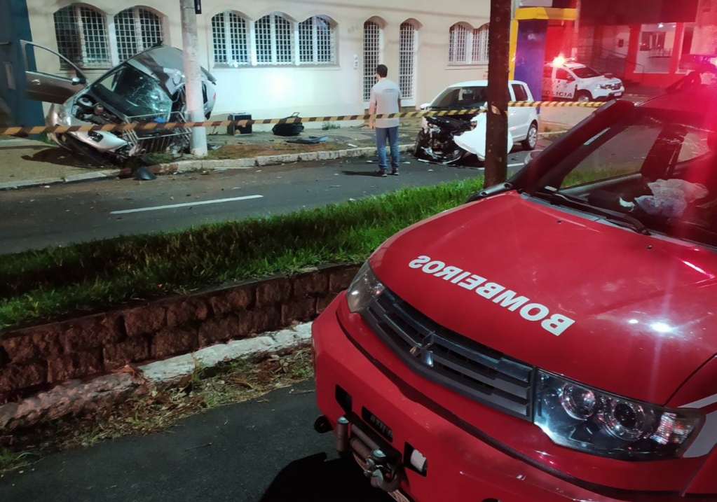 Acidente entre carros deixa duas pessoas feridas no centro de Marília