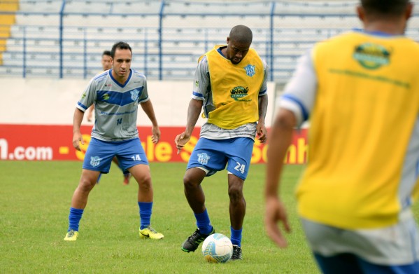 Vítor Cruz e Leandro Costa (atrás) durante treino tático do MAC realizado no Abreuzão – Ricardo Prado/Divulgação