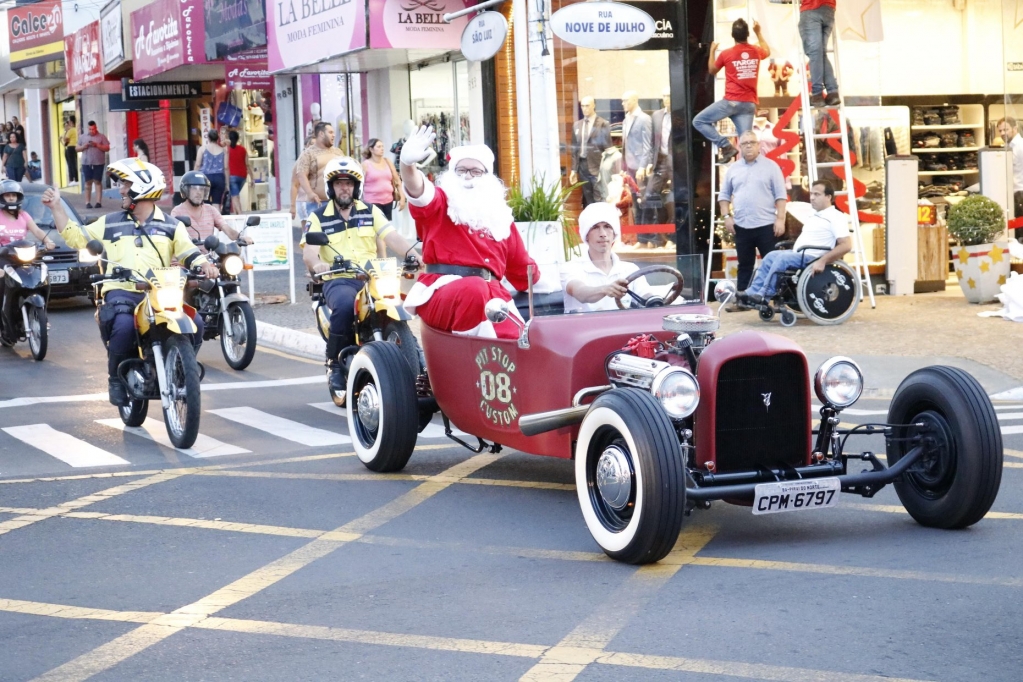 Semana de Natal muda horários na prefeitura, comércio e serviços em Marília