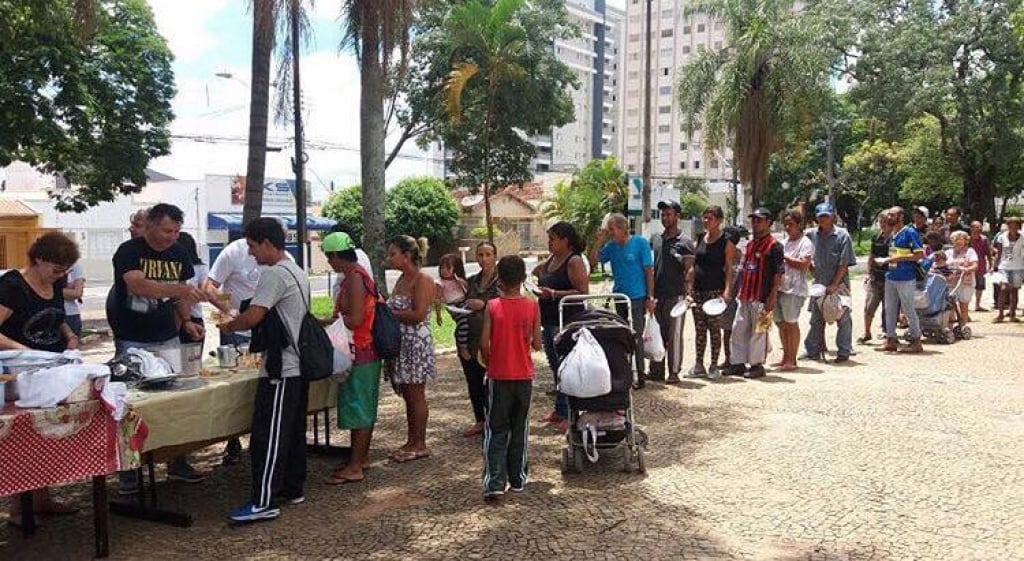 Amigos de Luz marcam almoço e doação de roupas a moradores