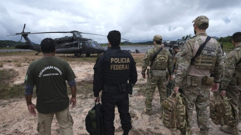 Yanomami: operação da PF contra garimpo ilegal já destruiu 40 balsas