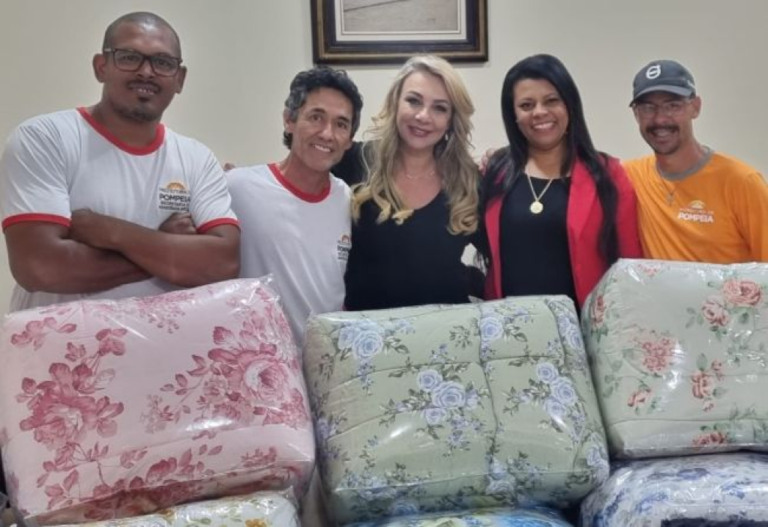 Atendimento social distribui 1.200 edredons a moradores em Pompéia