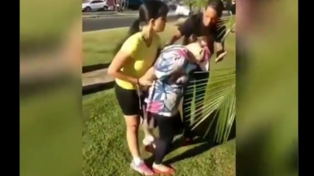 Racismo: Idosa xinga homem negro e chuta policial ao ser detida no DF; assista