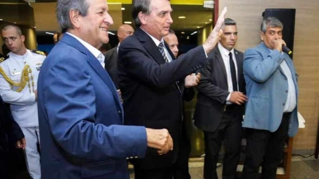 Bolsonaro participa em silêncio de segunda cerimônia militar Bolsonaro participa em silêncio de segunda cerimônia militar