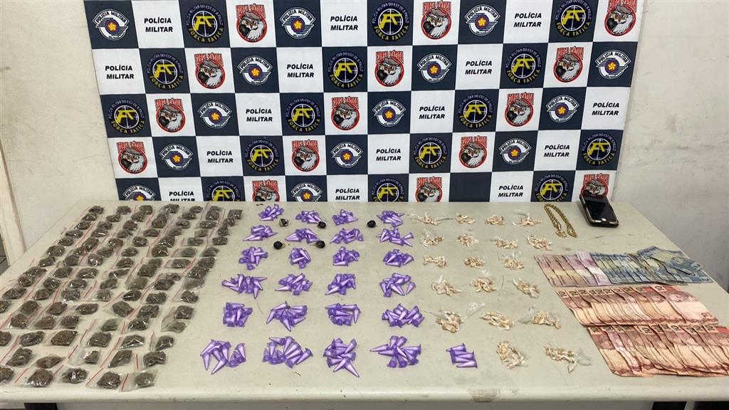 Jovem preso com 500 porções de drogas em Marília; R$ 200 por dia Jovem preso com 500 porções de drogas em Marília; R$ 200 por dia