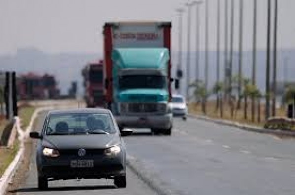 Farol baixo durante dia agora é obrigatório em rodovias