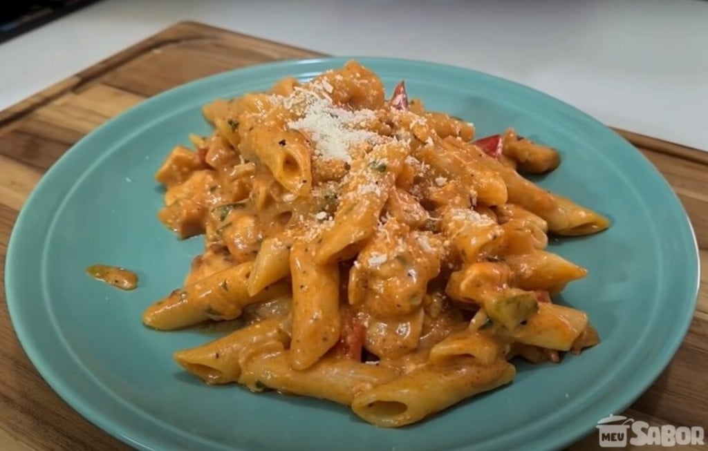 Aprenda a fazer Penne ao Molho Cremoso de Frango que vai te surpreender no sabor