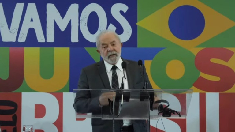 PAC e Minha Casa Minha Vida serão retomados, promete Lula, se eleito