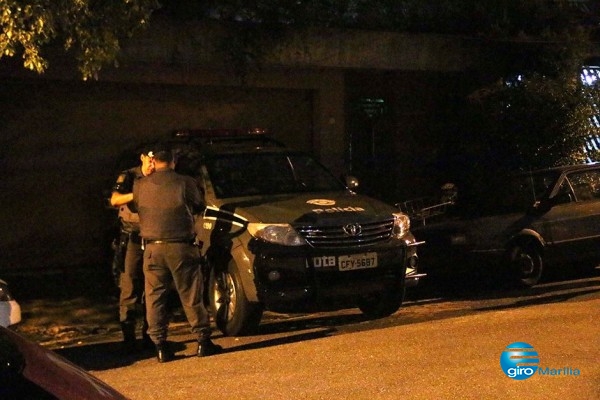 Policiais na porta da casa do capitão henrique após o crime