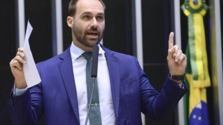 Eduardo Bolsonaro sobe o tom e chama petistas de "larápios"