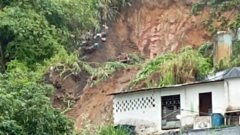 Chuvas em Pernambuco: barreira desliza sobre casas em Olinda