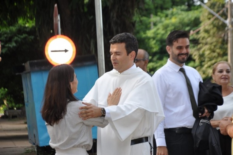 Padre Guistavo chega ao fórum em Santa Cruz – Reprodução IBTV/News