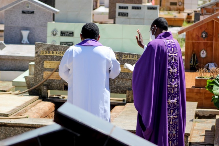 Vítima da Covid-19, padre José Carlos Rodrigues é sepultado em Marília
