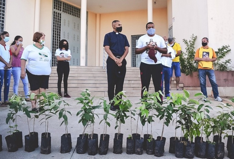 Paróquia de Marília planta árvores em memóiria das vítimas da Covid – Divulgação/Pascom