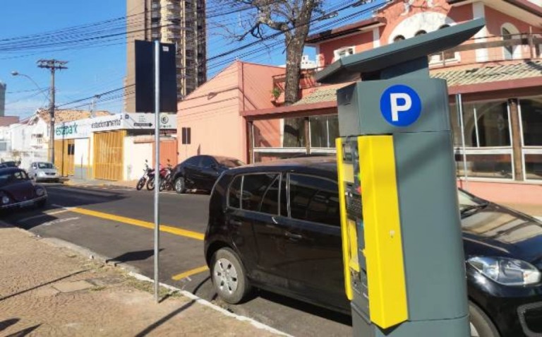 Zona azul digital inicia instalação de parquímetros em Marília; empresa incentiva aplicativo