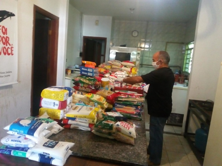 Paróquia leva mensagem de Páscoa para ruas e arrecada 1.300kg de alimentos