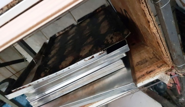 Vigilância interdita pastelaria acusada de depenar frangos na calçada em Marília
