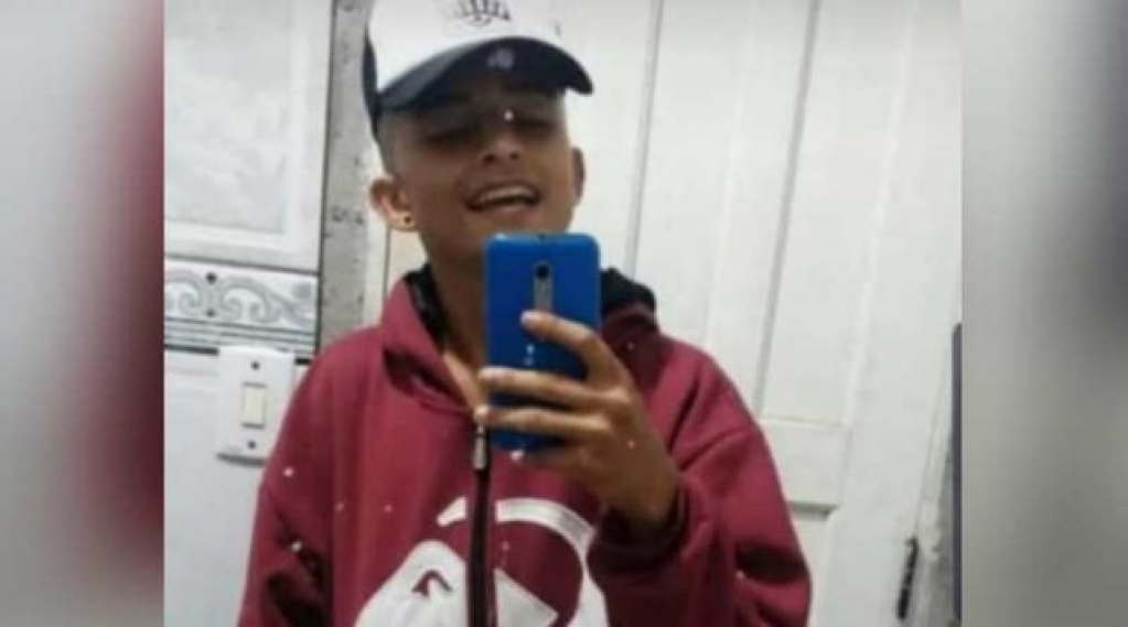 Rapaz morre eletrocutado com fones de celular ligado à tomada no Pará