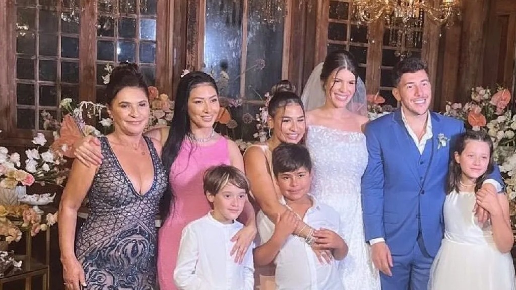 Simone Mendes e Simaria se reencontraram em casamento do irmão: ‘Se abraçaram’