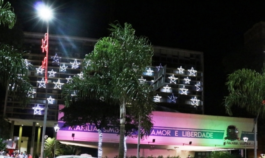 Prefeitura desiste de shows pirotécnicos; vai comprar material para Natal Iluminado Prefeitura desiste de shows pirotécnicos; vai comprar material para Natal Iluminado
