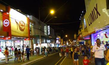 Abertura do comércio à noite leva público para a rua