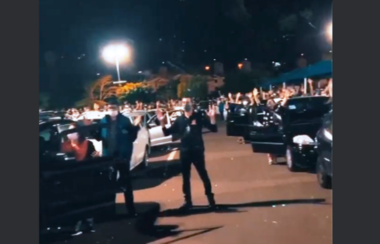 Culto drive in lota estacionamento em Marília; altamente positivo, diz pastor