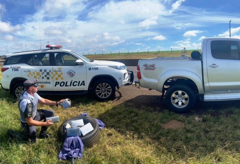 Motorista em picape de luxo é preso com 14 tabletes de cocaína na região