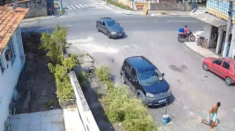 Vídeo: motoboy perde o controle e vai parar dentro de padaria no RJ