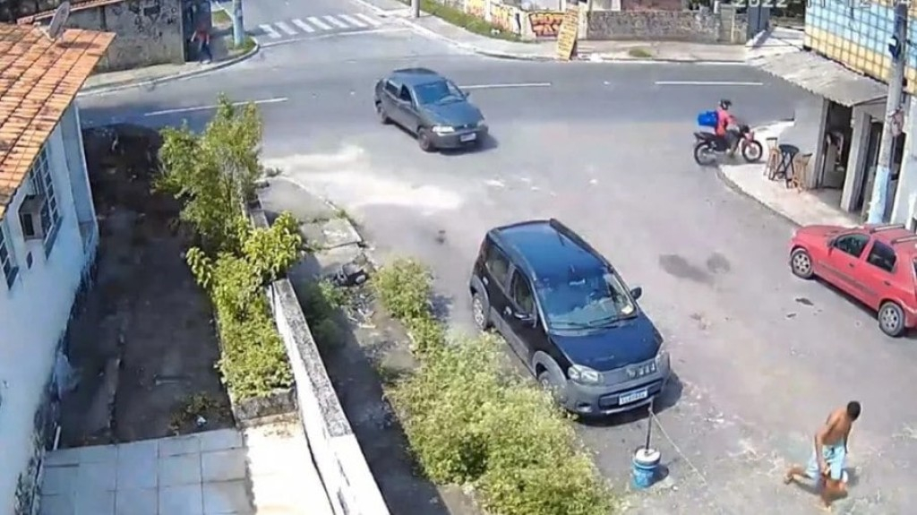Vídeo: motoboy perde o controle e vai parar dentro de padaria no RJ
