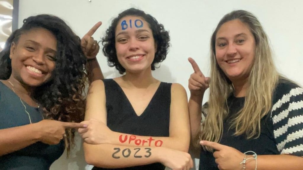 Arquivo pessoal Adoção tardia: Daniela Santos (à esquerda) e Carina Henzel (à direita) são mães de Sharon, hoje com 19 anos