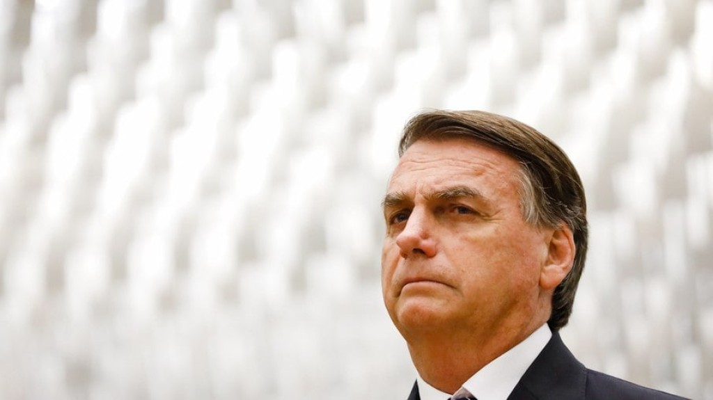 Bolsonaro faz aumento real do salário mínimo para 2023