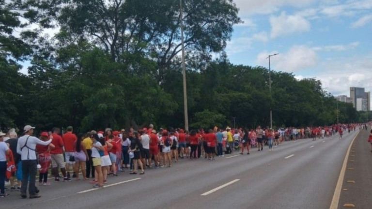 Apoiadores de Lula formam filas enormes para acompanhar posse; veja