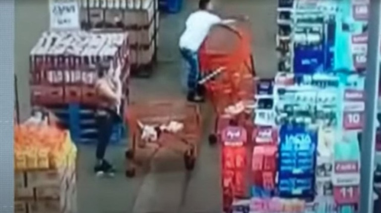 Mulher golpeada com carrinho de mercado quer prisão do agressor