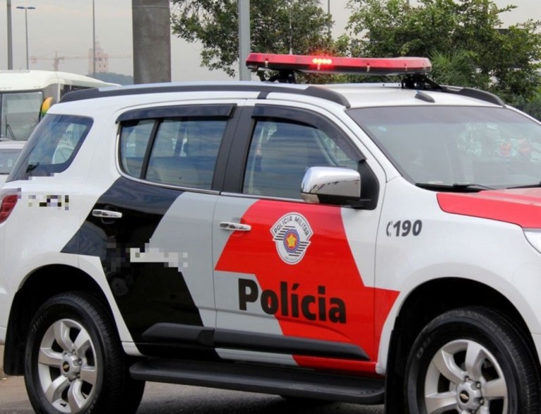 Motorista abastece, sai sem pagar e PM descobre agressão a mulher