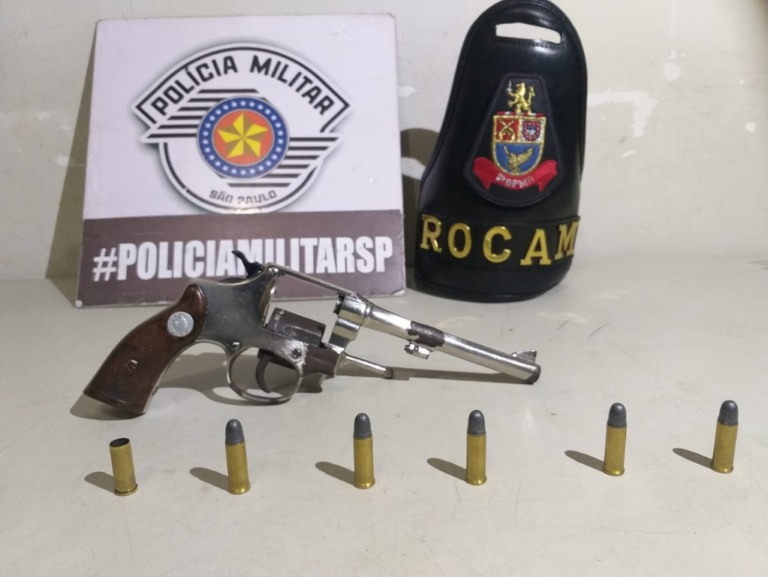 Rapaz é flagrado com arma e confessa tiro para o alto em festa
