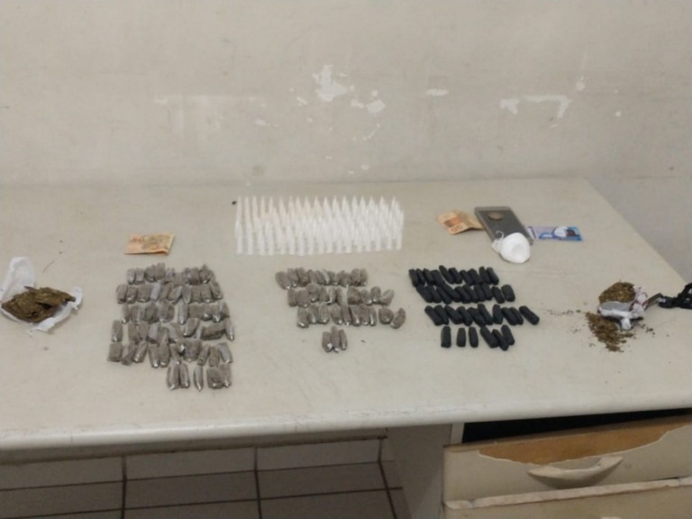 PM flagra entrega de drogas em rodovia de Marília e prende dois acusados