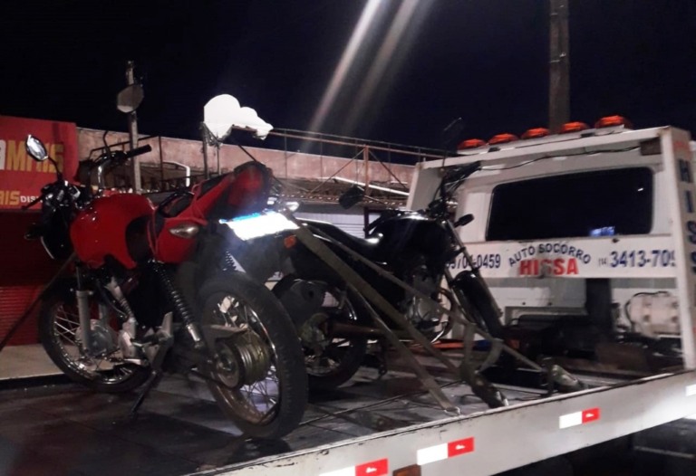 PM dispersa aglomeração e apreende motos em manobras proibidas em Marília
