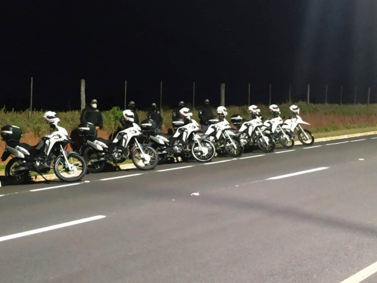 PM de Marília multa e recolhe carros em ações contra aglomeração e perturbação