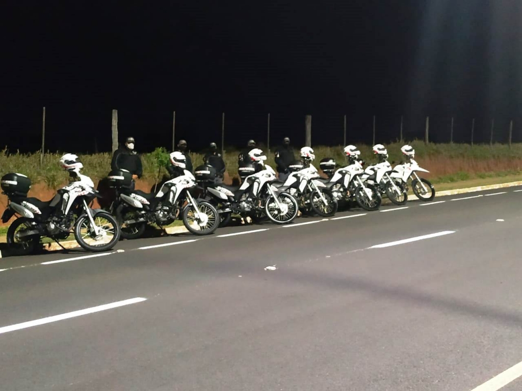 PM de Marília multa e recolhe carros em ações contra aglomeração e perturbação