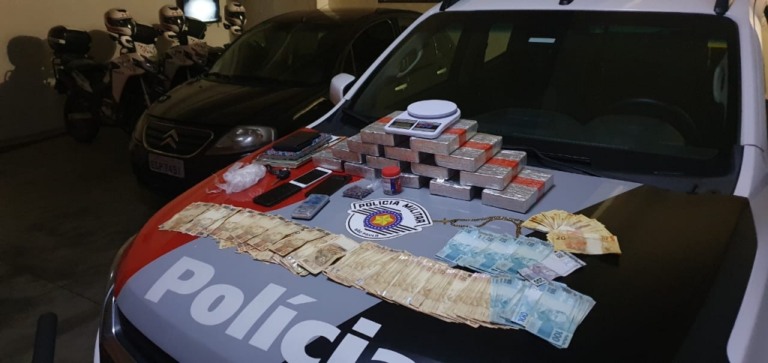 PM prende três homens e uma mulher com pasta-base de cocaína em Marília