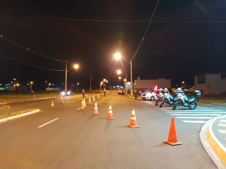 Blitz de trânsito prende dupla por tráfico; motorista acusado de embriaguez