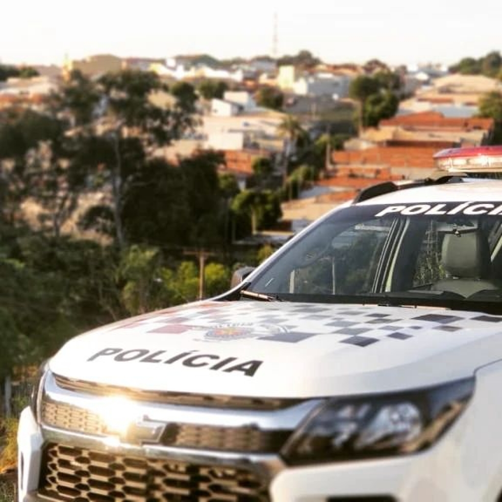 PM prende acusados de tráfico e recolhe carro de luxo; suspeito ameaça matar policiais PM prende acusados de tráfico e recolhe carro de luxo; suspeito ameaça matar policiais
