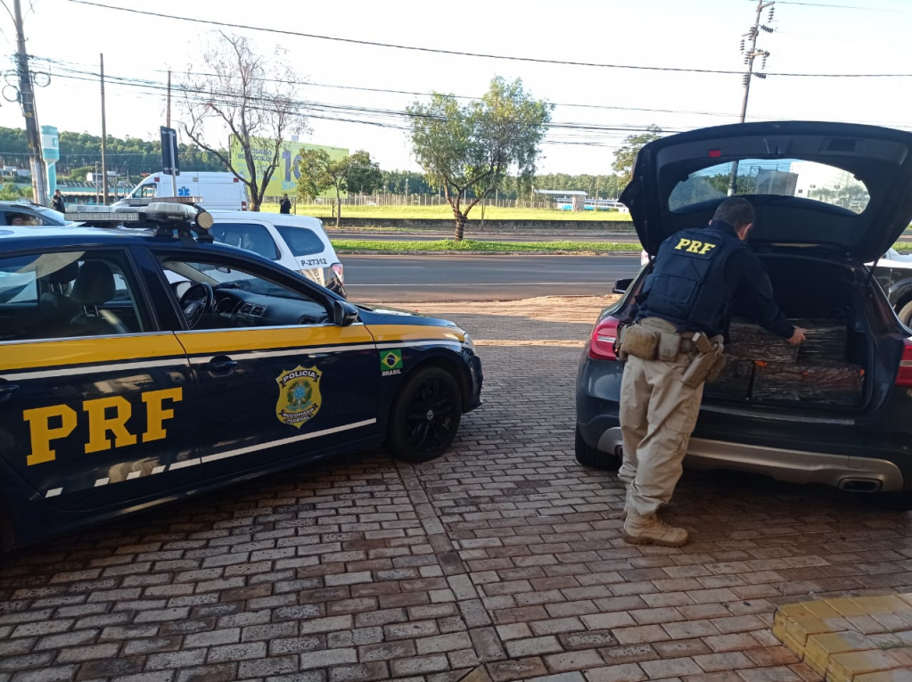 Rota Caipira- PRF apreende maconha na BR-153: carro de luxo furtado