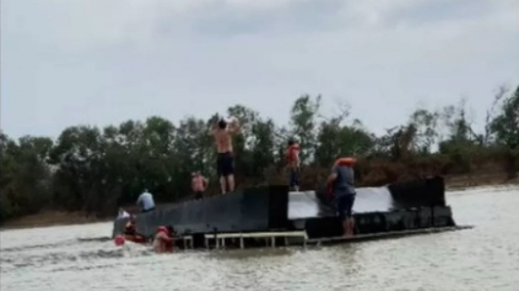 Barco-hotel naufraga no rio Paraguai e deixa 7 desaparecidos após temporal no MS Barco-hotel naufraga no rio Paraguai e deixa 7 desaparecidos após temporal no MS