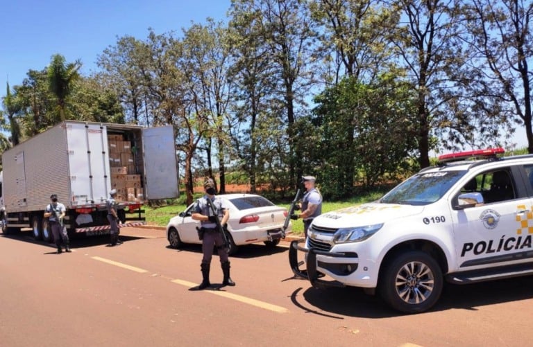 Polícia Rodoviária prende dois com carga ilegal de cigarros em Ourinhos