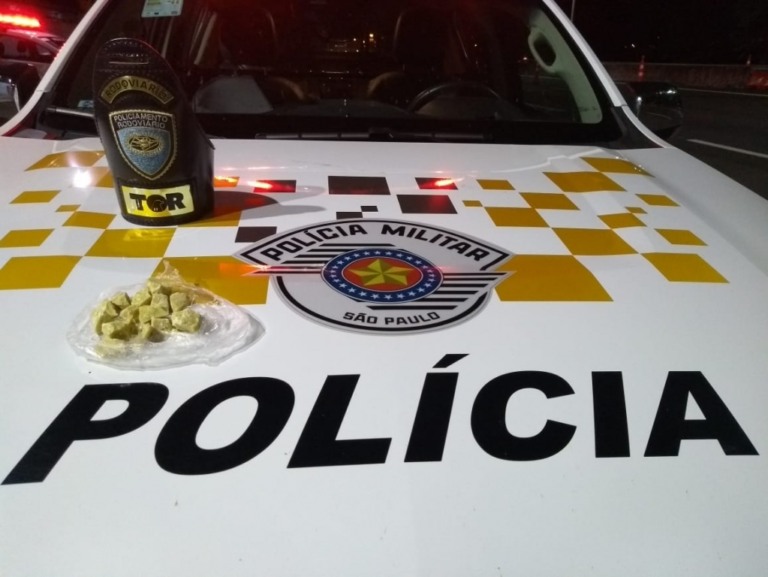 Moto ignora ordem de parada; TOR prende casal e apreende drogas