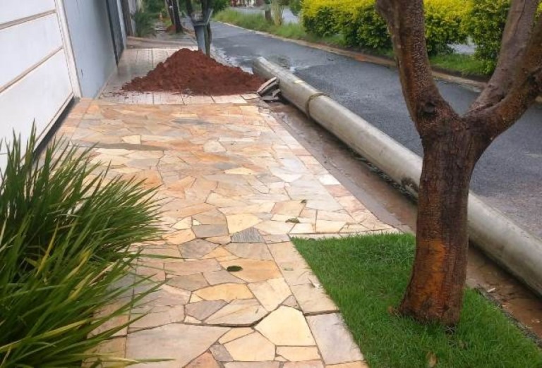 Obra vira polêmica na zona sul e deixa postes em rua após críticas de moradores